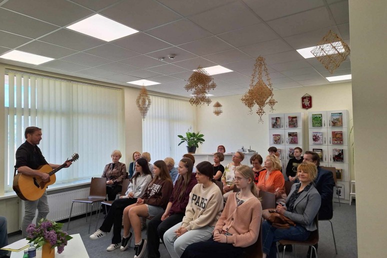 Poezijos pavasario šventė Švenčionėlių miesto bibliotekoje