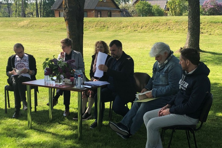 Poezijos pavasario šventė Sarių bibliotekos parkelyje