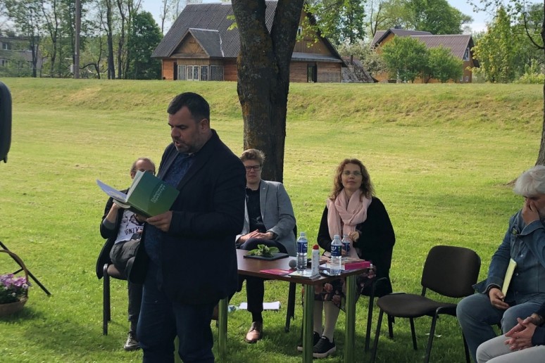 Poezijos pavasario šventė Sarių bibliotekos parkelyje
