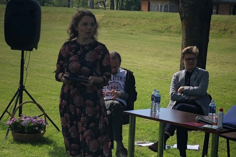 Poezijos pavasario šventė Sarių bibliotekos parkelyje
