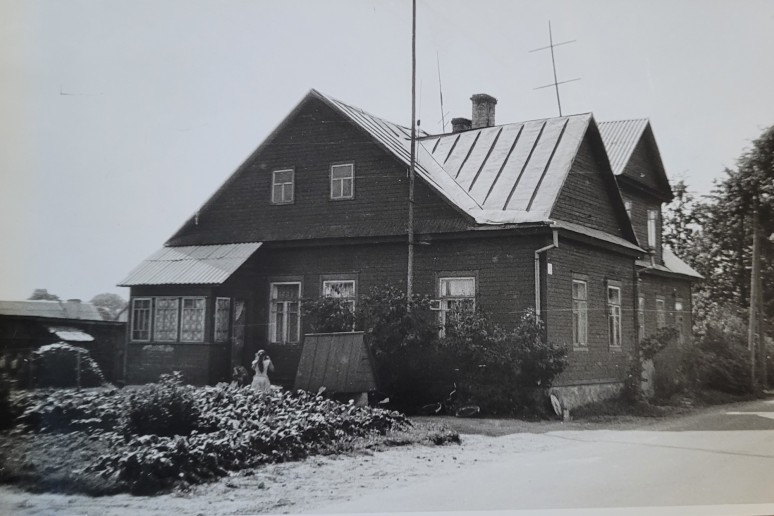 Pokario metais šiame name (Spalio g-vė Nr.13) buvo įsikūrusi rajoninė biblioteka. Nuotrauka R. Grybausko 1984 m.