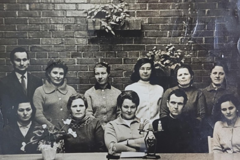Darbuotojai Švenčionių Viešojoje bibliotekoje švenčia vedėjos Reginos Vaitechovič 20 -ies metų jubiliejų. Nuotrauka A.Cimbolaičio 1968 m.