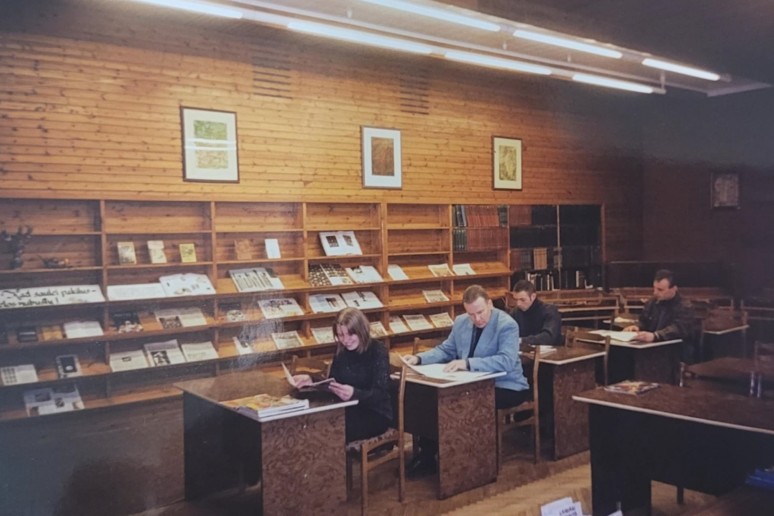 Skaitytojų aptarnavimo skyrius – kasdieninis bendravimas su lankytojais. Nuotrauka A. Cimbolaičio 1999 m.