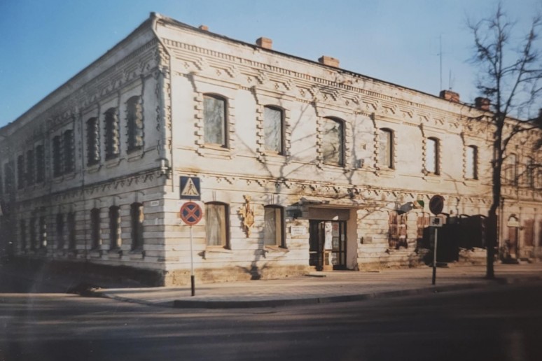 Bibliotekos pastatas Vilniaus gatvėje. Nuotrauka A. Cimbolaičio 2000 m.