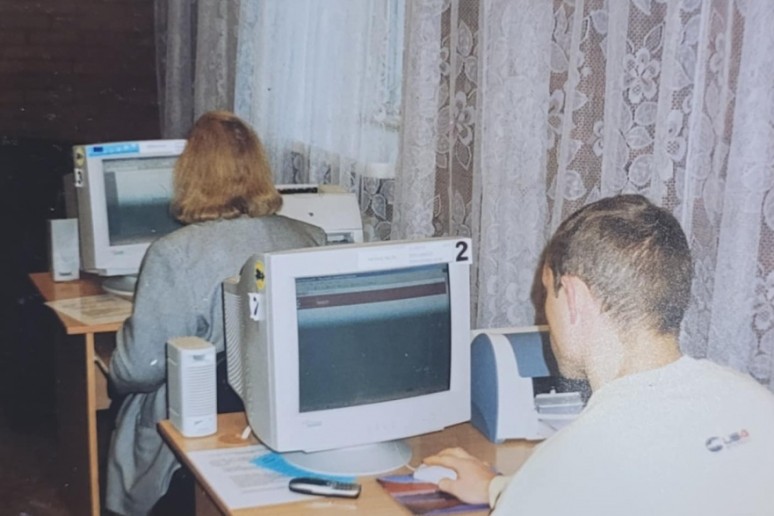 Internetas tampa vis populiaresnis. Nuotrauka A. Cimbolaičio 2004 m.
