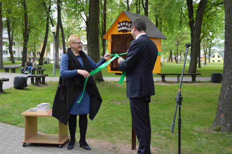 Tradicinio renginio „Parko biblioteka“ ir Tarptautinio poezijos festivalio „Poezijos pavasaris“ metu atidarytas knygų namelis. Nuotrauka Jolantos Andraikėnienės 2017 m.