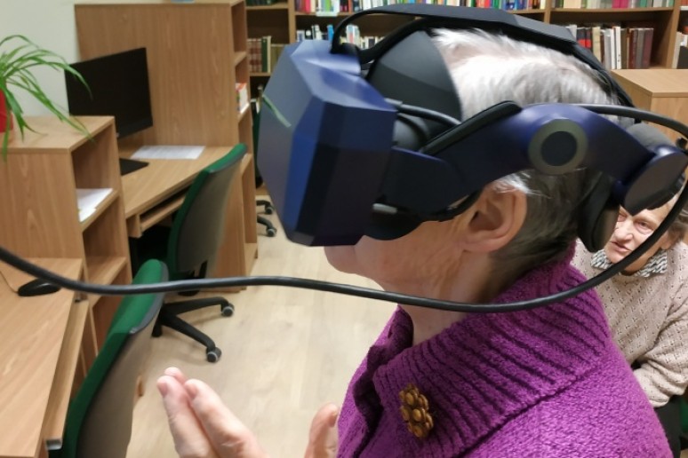 Kelionė su virtualios realybės akiniais. Nuotrauka Jolantos Andraikėnienės 2022 m.