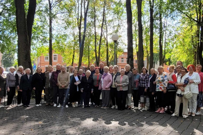 Akimirka iš 95-ųjų poetės Janinos Degutytės gimimo metinių renginio Švenčionių miesto parke. Nuotrauka Vaidos Švalkienės 2023 m.