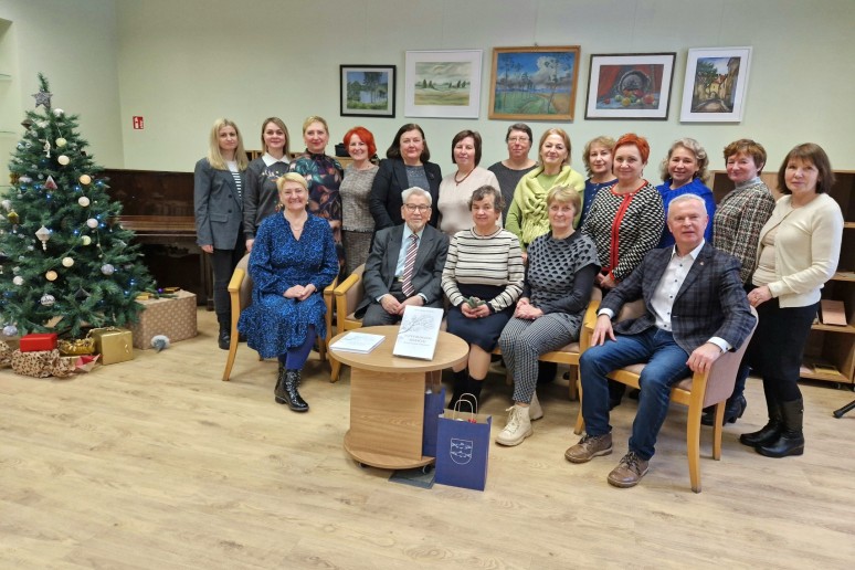 Bibliotekų knygų Kalėdos Švenčionių Viešojoje bibliotekoje. Nuotrauka Jolantos Andraikėnienės 2023 m.
