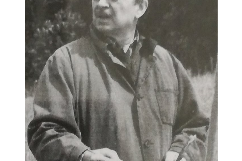 Antanas Razmus 1980 metais baigė Vilniaus dailės institutą, tapybos studijas, gyvena ir dirba Vilniuje. Nuo 1986 metų pradėjo aktyviai dalyvauti parodose, ypač įsijungęs į Vilniaus miesto menininkų „Plekšnės“ klubą. Dažniausiai tapo gamtos ir Vilniaus senosios architektūros tematika. Stengiasi išlikti savimi, kartais tai atrodo jau daug kartų matyta, tačiau tapytojas neieško įmantrybių ir nori perteikti to momento realią nuotaiką ir vaizdą, nesuabsoliutintą natūrą. Kartais be tapytojo pagalbos, skubėdami, vejami kasdienių rūpesčių nepamatome kokia graži yra mėnesiena, arba kokia gali būti rami jūra, arba kaip ruduo lyg tikras dailininkas nuspalvino medžius. Visa tą grožį galėsite pamatyti tapytojo Antano Razmaus užfiksuotose drobėse, kiekvienąkart klaidžiodami akimis po paveikslą pajusite gamtos tobulumą.