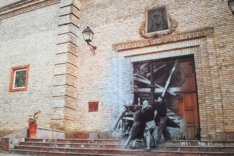 Dabartinė bažnyčia ir statomų durų fragmentas.